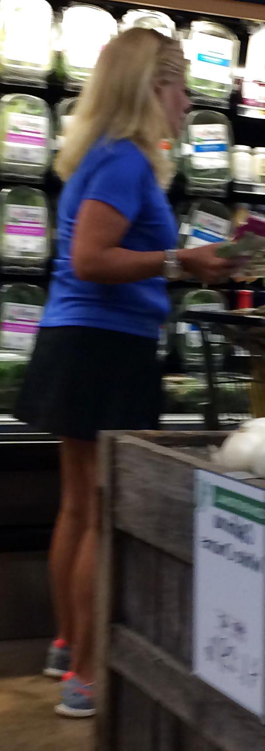 25P TENNIS MOM SHOPPING (Candid)
