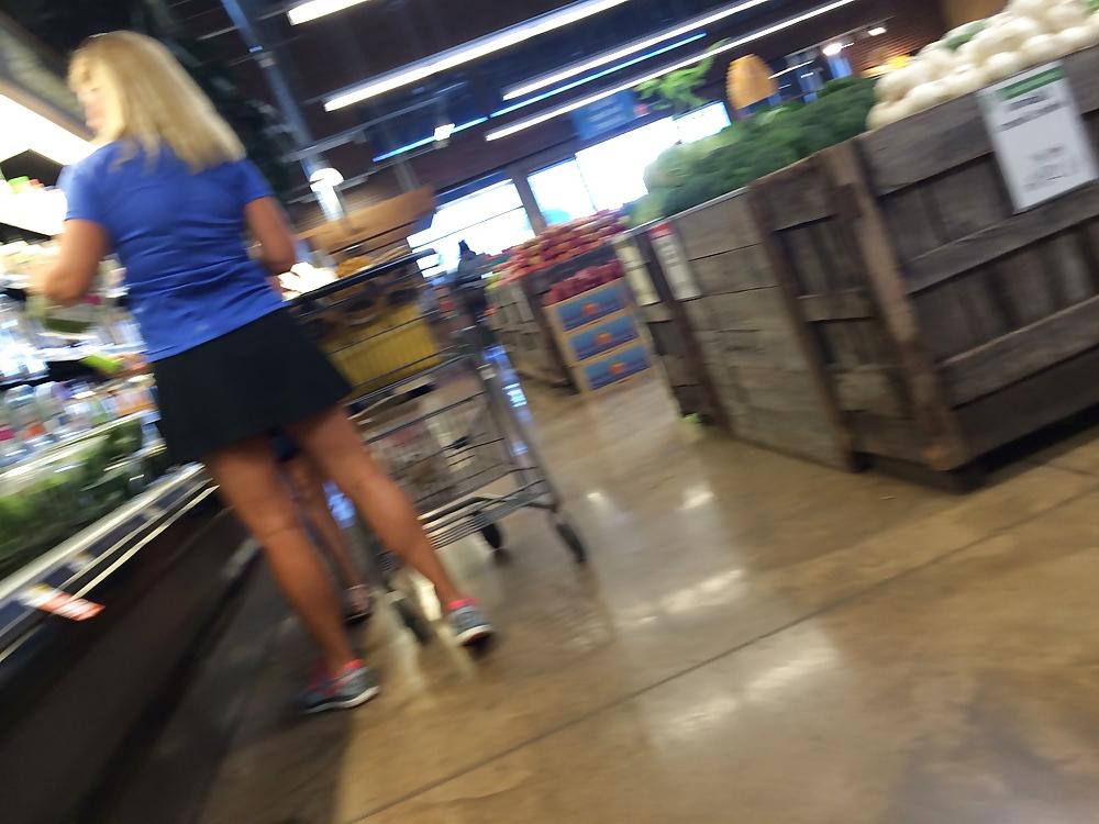 25P TENNIS MOM SHOPPING (Candid)
