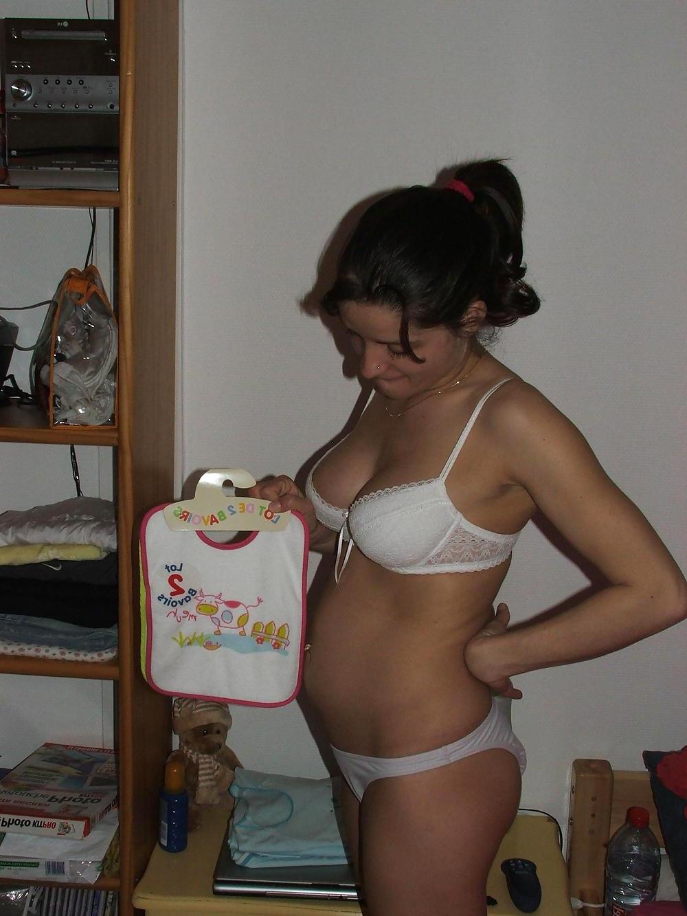 19P Naked & Pregnant 1