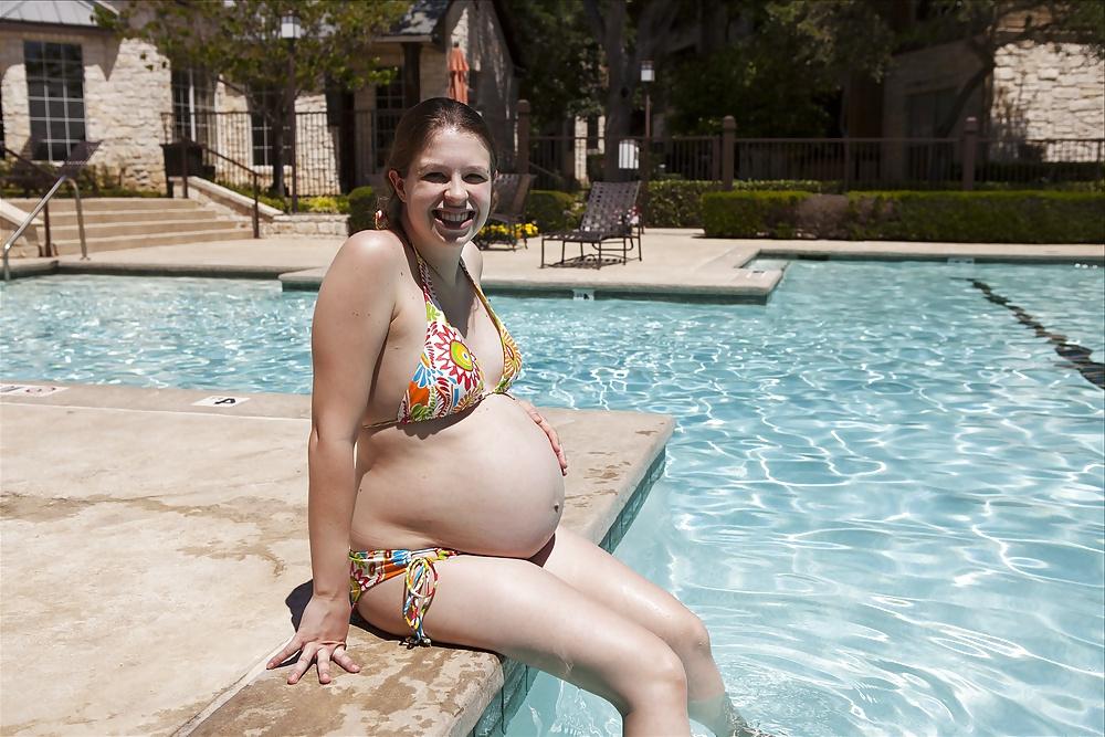 25P Pregnant Amateurs - Sexy In Bikinis!