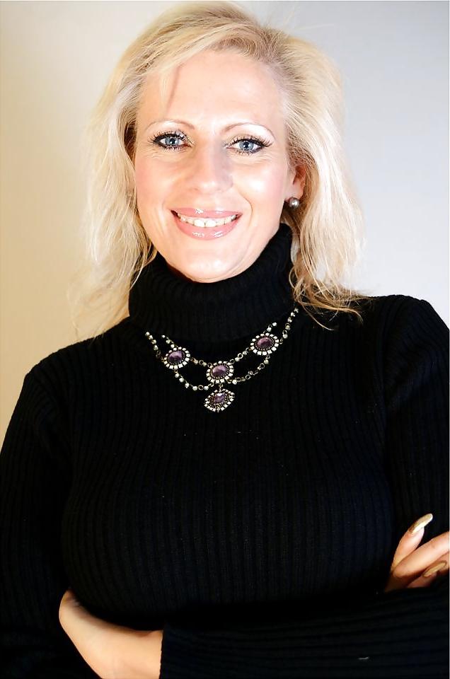 20P Blonde milf hot face