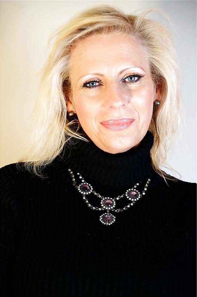 20P Blonde milf hot face