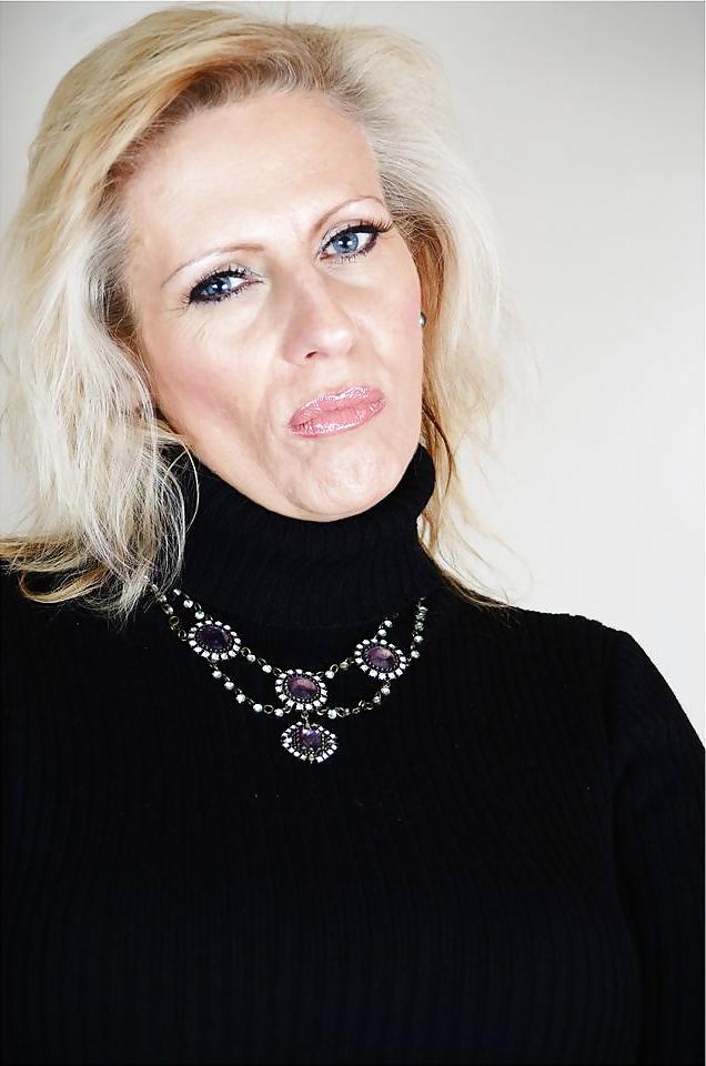 20P Blonde milf hot face