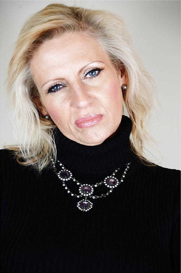 20P Blonde milf hot face
