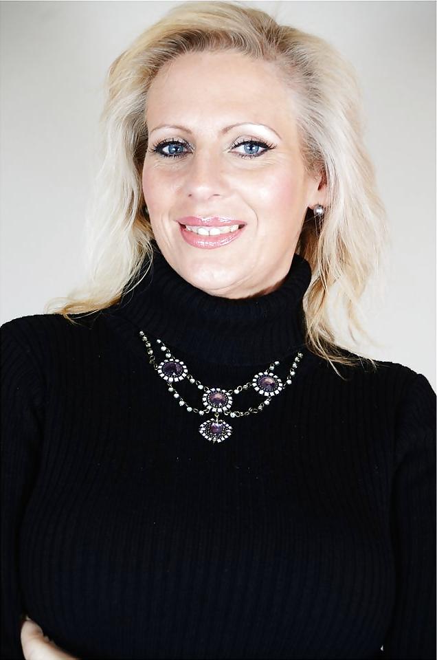 20P Blonde milf hot face