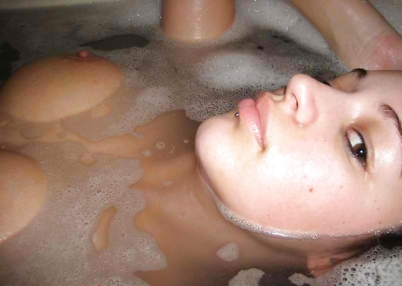 9P Red Hot Bath Tub Girl