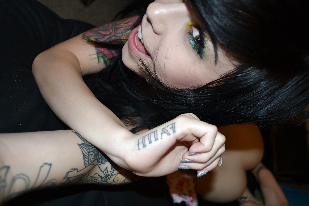 25P Unknown pretty tatooed girl