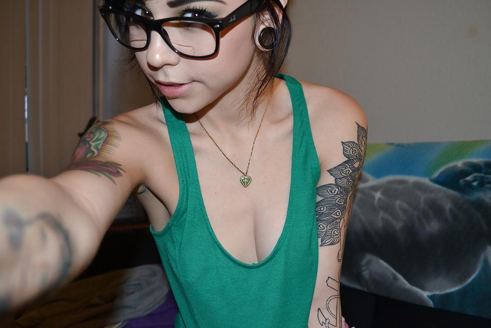 25P Unknown pretty tatooed girl