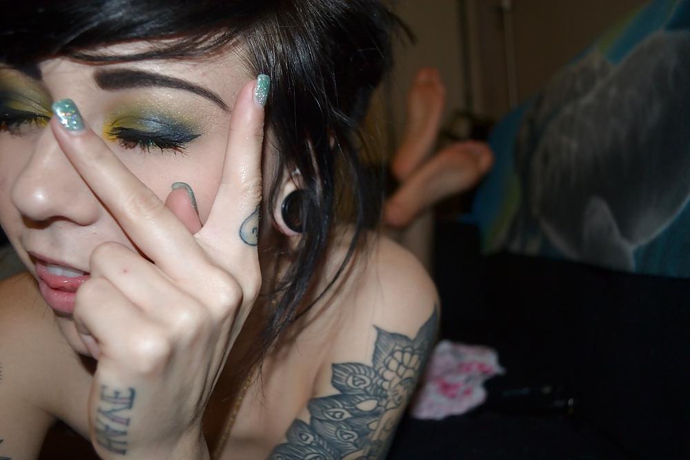 25P Unknown pretty tatooed girl
