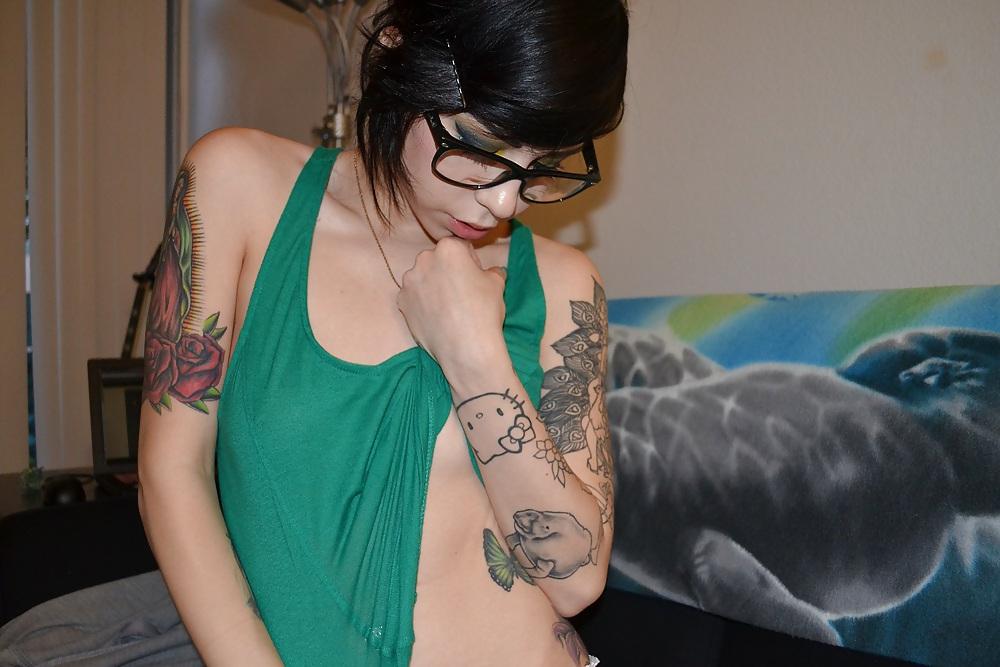 25P Unknown pretty tatooed girl