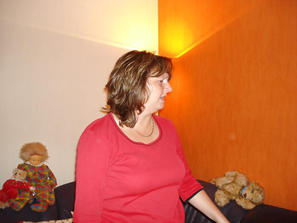 18P Anja Shows Her Cunt