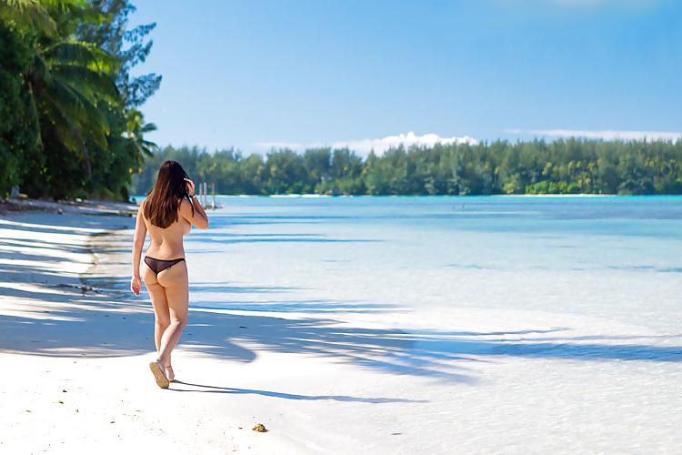 19P On the beach without bra