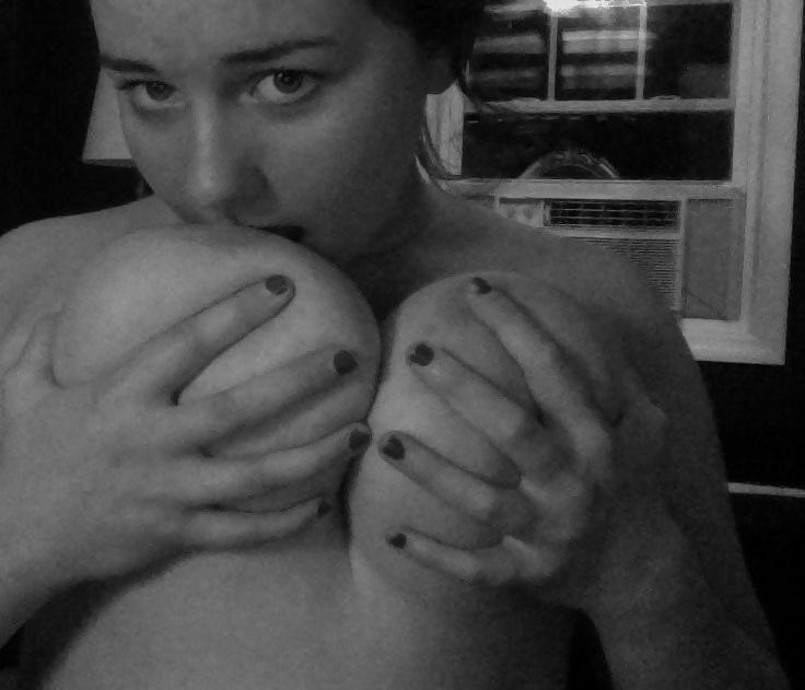 25P Girl with big tits painted her pussy