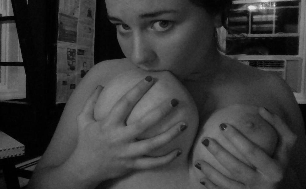 25P Girl with big tits painted her pussy