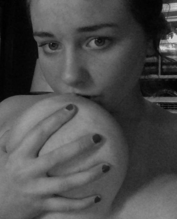 25P Girl with big tits painted her pussy