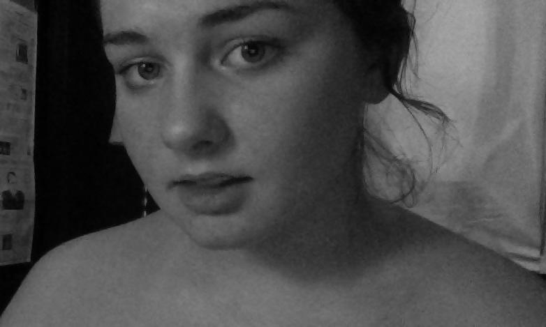 25P Girl with big tits painted her pussy