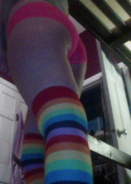 25P Girl with big tits painted her pussy