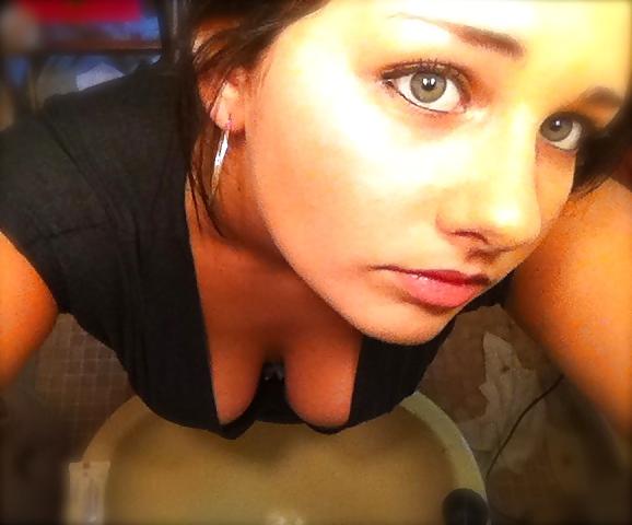 25P Girl with big tits painted her pussy