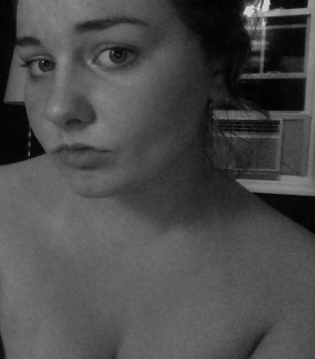 25P Girl with big tits painted her pussy