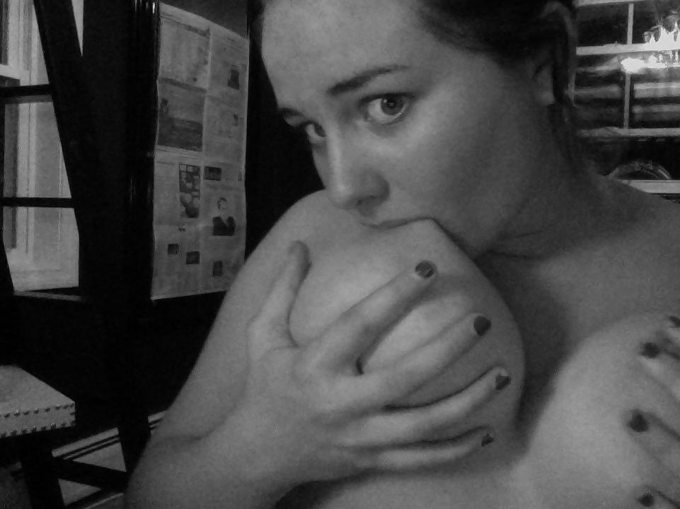 25P Girl with big tits painted her pussy