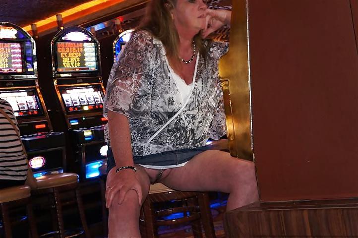 22P She Likes To Show Her Big Pussy