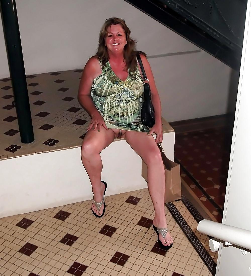22P She Likes To Show Her Big Pussy