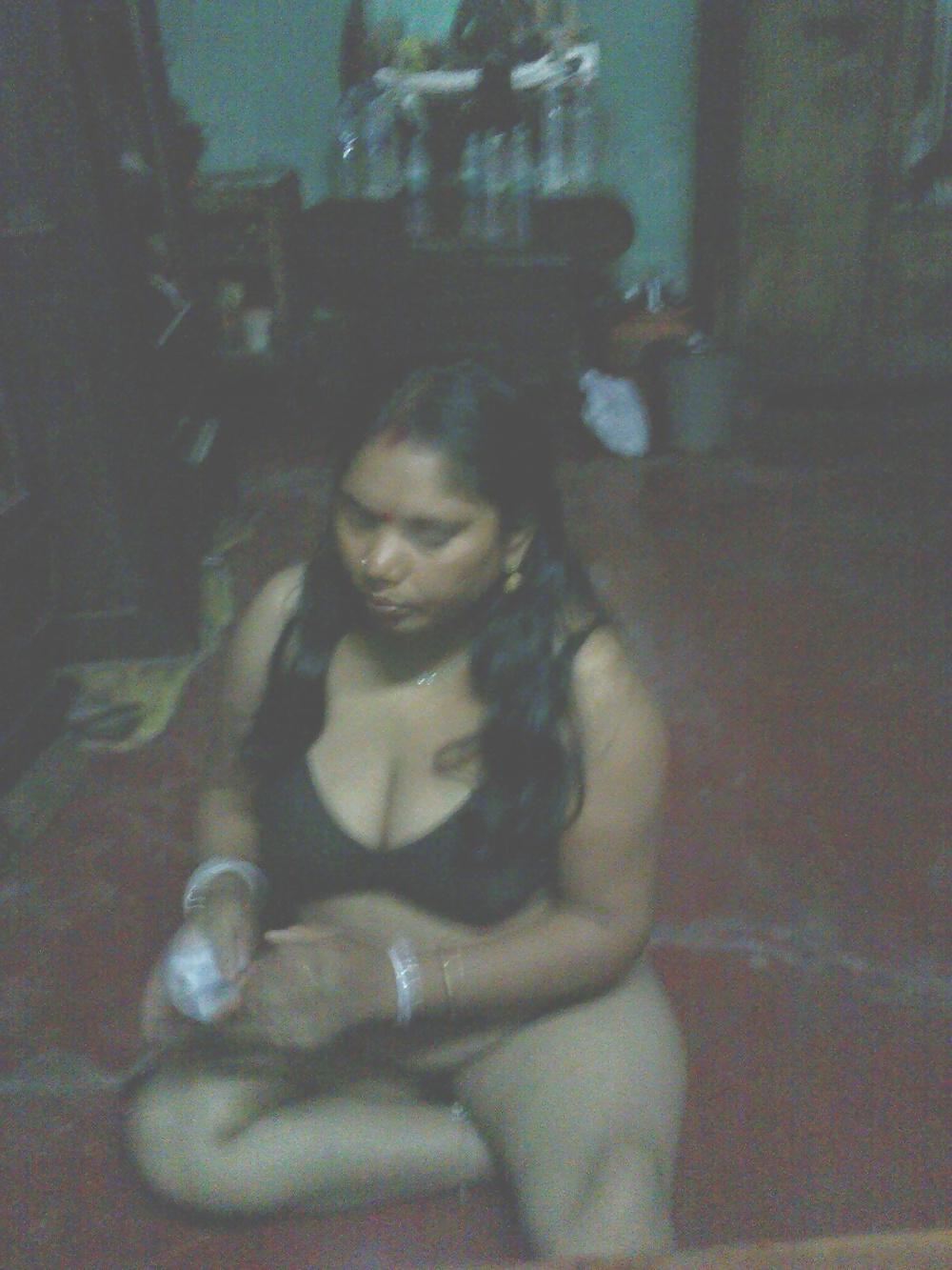 25P Desi Bhabhi's big pussy and buttocks