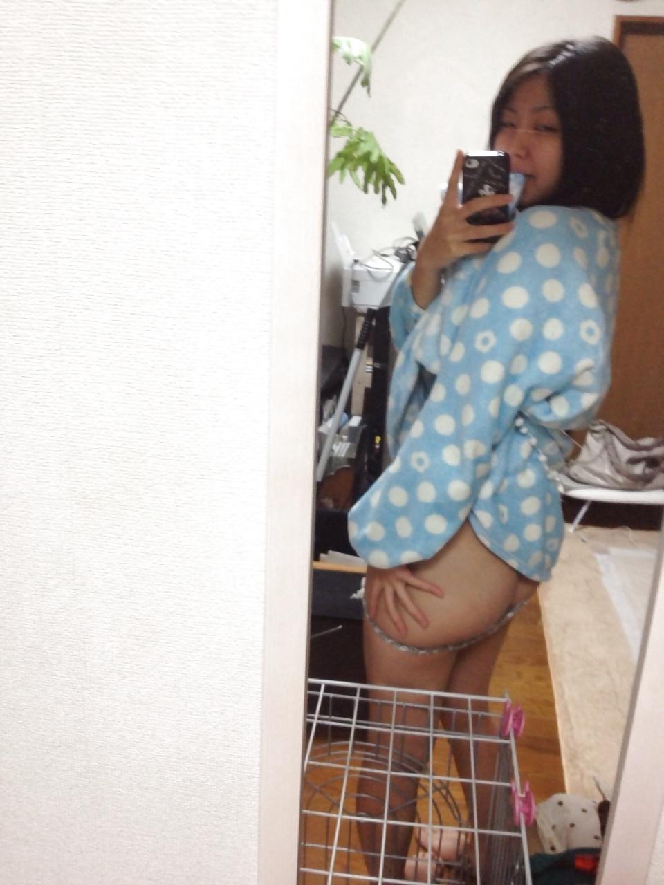 21P Really Beautiful Japanese schoolgirl's naked selfies