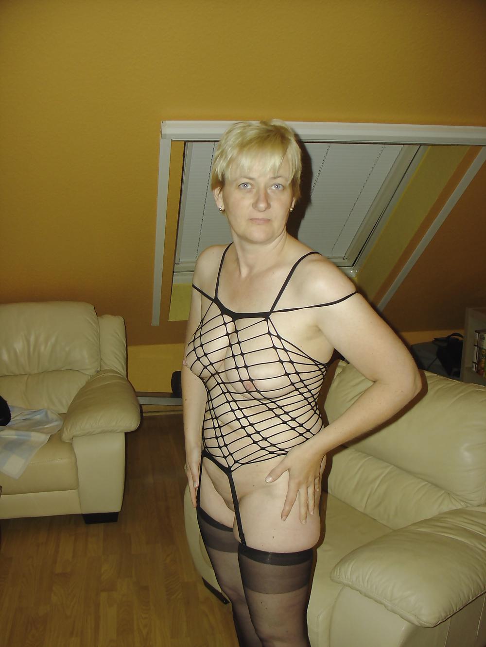6P GangBang Outfit milf