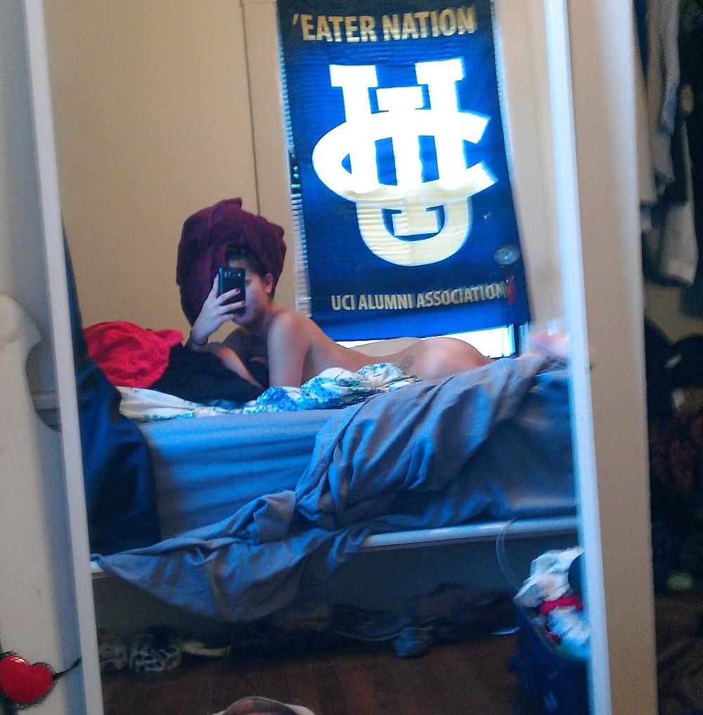 25P Naked dorm room selfies