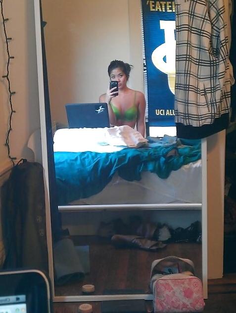 25P Naked dorm room selfies