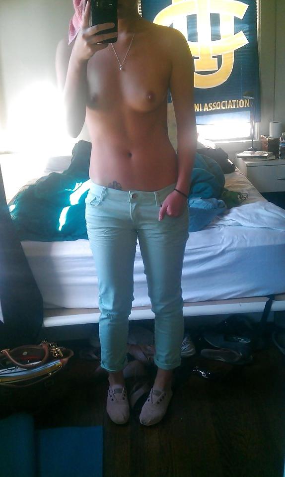 25P Naked dorm room selfies