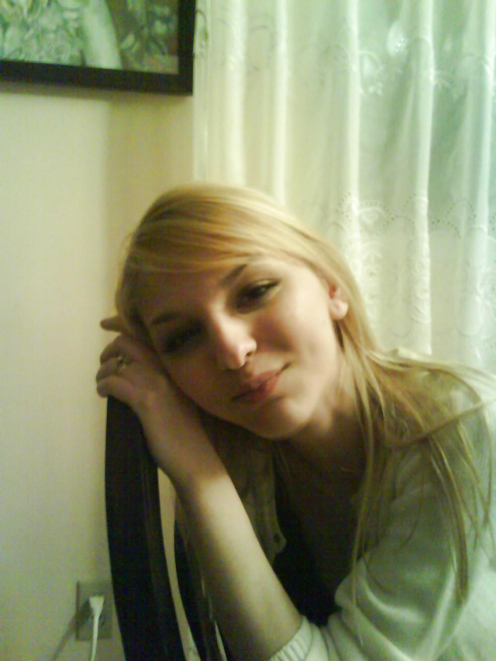 20P Pretty Blonde Girl