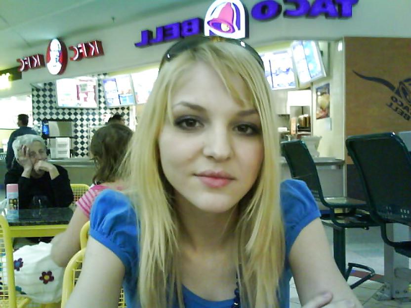 20P Pretty Blonde Girl