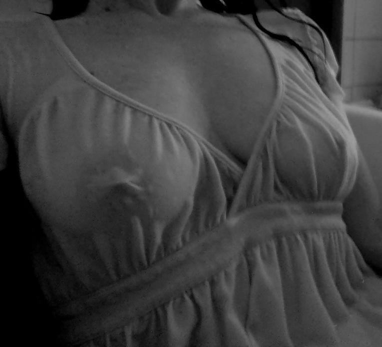 16P Belle play with her nipples in the bath !!!