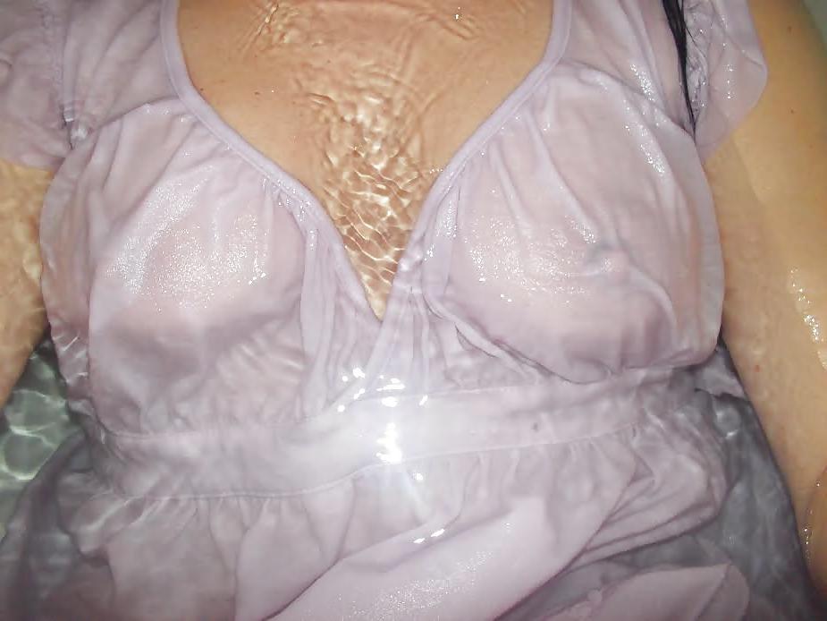 16P Belle play with her nipples in the bath !!!