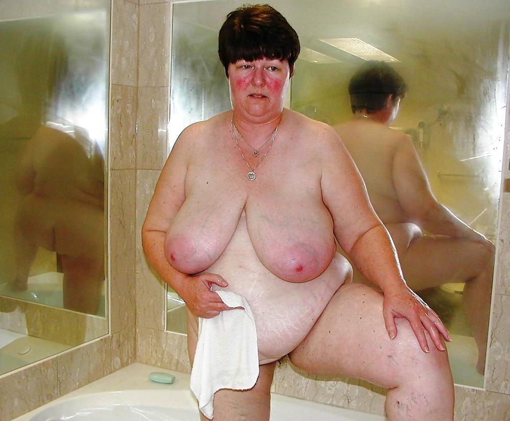 20P Saggy tits in bath unter the shower.