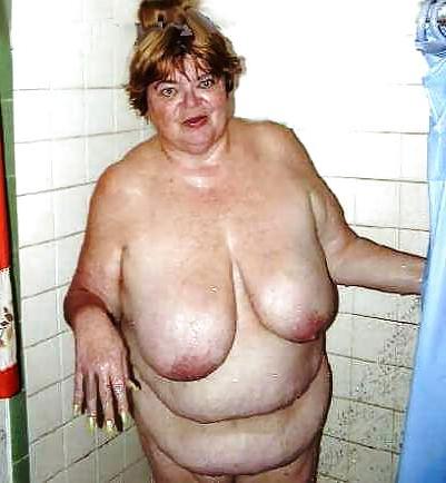 20P Saggy tits in bath unter the shower.