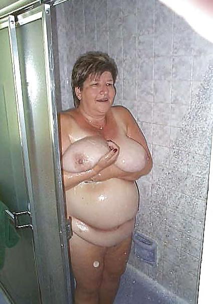 20P Saggy tits in bath unter the shower.