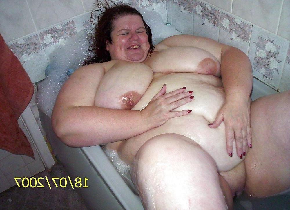 20P Saggy tits in bath unter the shower.