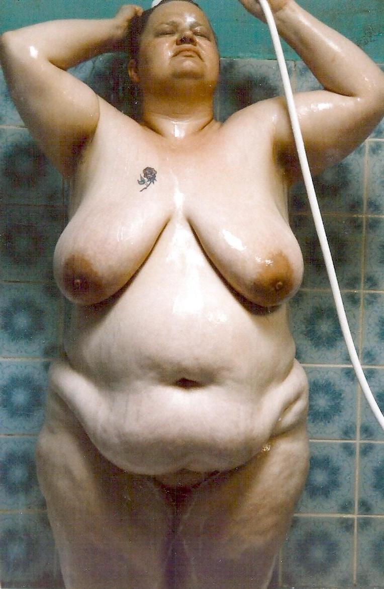 20P Saggy tits in bath unter the shower.