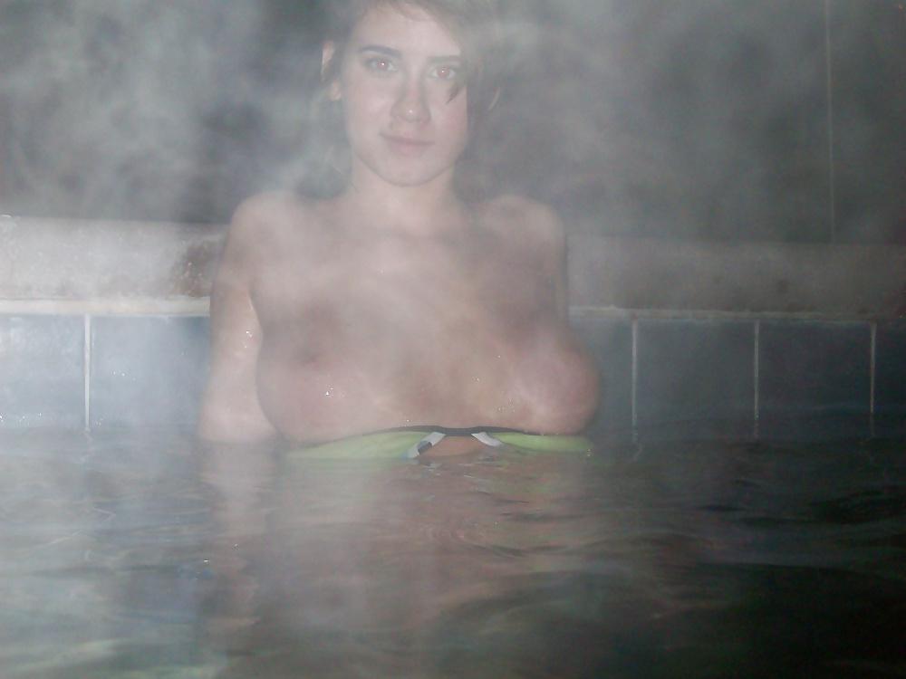 25P Big breast in the Jacuzzi - Llost Camer