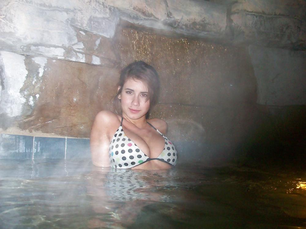 25P Big breast in the Jacuzzi - Llost Camer