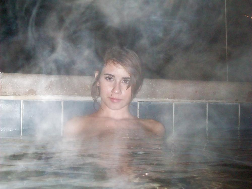25P Big breast in the Jacuzzi - Llost Camer