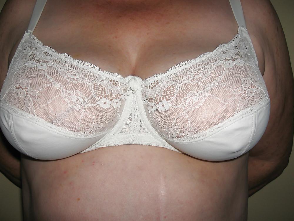 20P Woman their sell bra on the net 