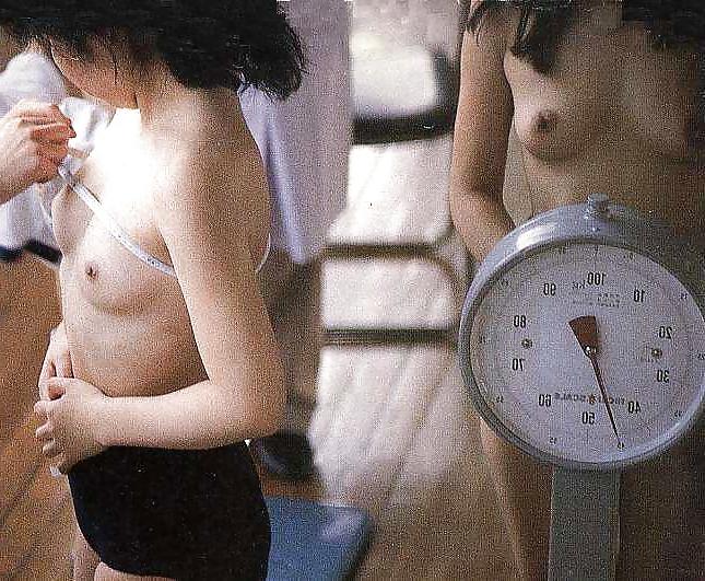 20P Japanese Girl Changing 01