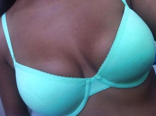 15P Woman their sell bra on the net 