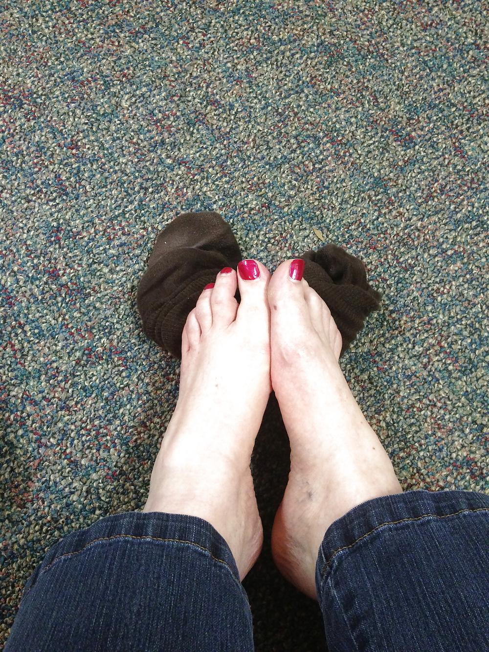 21P Naughty feet got naked in dr.'s waiting room