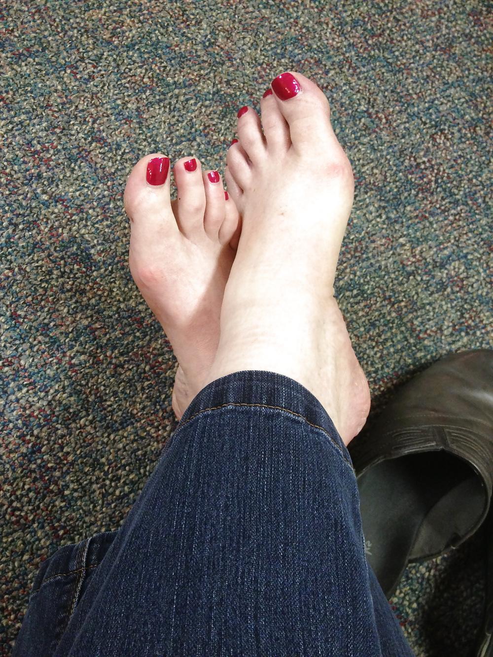21P Naughty feet got naked in dr.'s waiting room