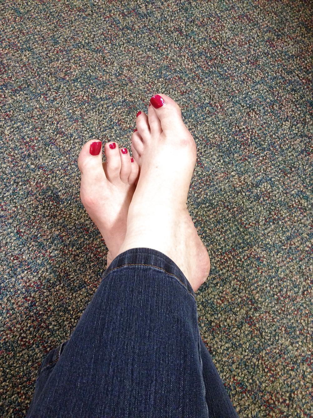 21P Naughty feet got naked in dr.'s waiting room